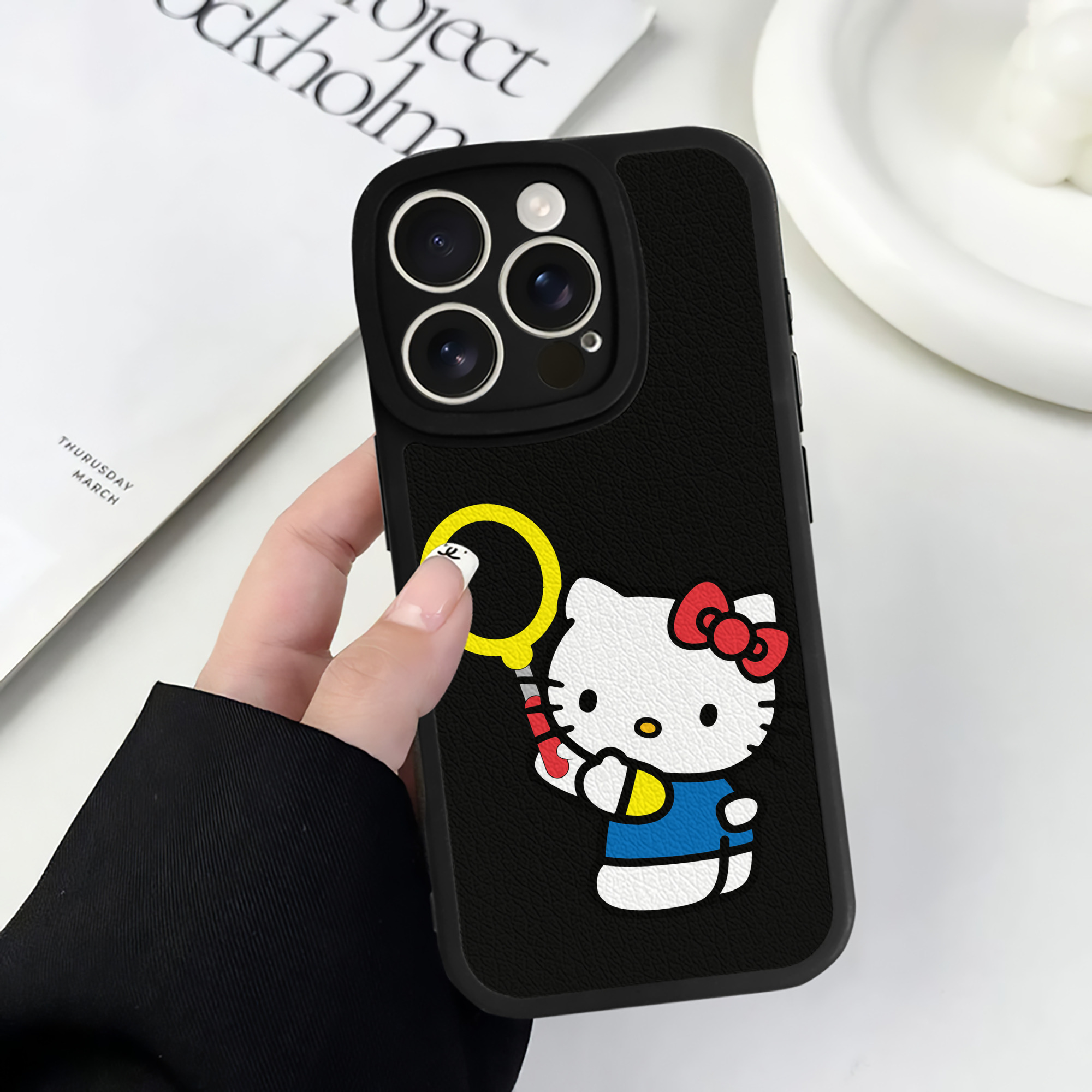 （画像用） Hello Kitty ハローキティ 【iPhone 16シリーズ対応】シリコンスマホケース（レザー調） 材質：シリコン